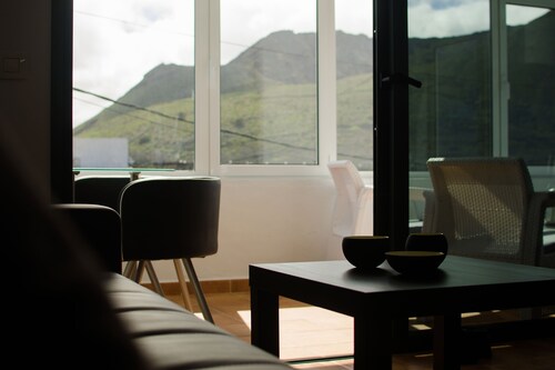 Close to Hiking and Beach with Beautiful Winter Garden - Apartment Ye