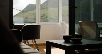 Close to Hiking and Beach with Beautiful Winter Garden - Apartment Ye