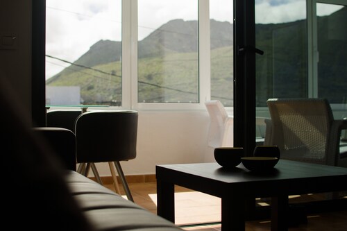 Close to Hiking and Beach with Beautiful Winter Garden - Apartment Ye