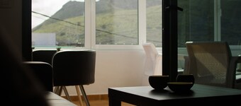 Close to Hiking and Beach with Beautiful Winter Garden - Apartment Ye