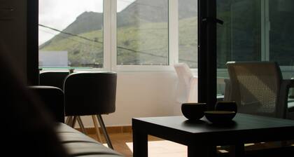 Close to Hiking and Beach with Beautiful Winter Garden - Apartment Ye