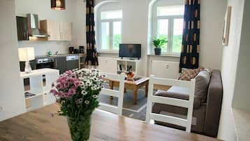 Apartemen, pemandangan gunung | Ruang keluarga | TV