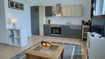 Apartemen, pemandangan gunung | Dapur pribadi | Lemari es, oven, kompor, dan mesin pembuat kopi/teh