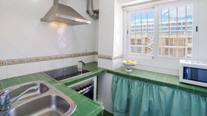 Mikrobølgeovn, ovn, høy barnestol og fryser