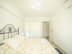 2 bedrooms, travel crib, free WiFi