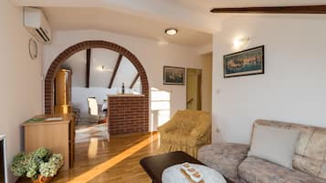 Departamento (Two Bedroom Apartment with Terrace) | Sala de estar | Televisión