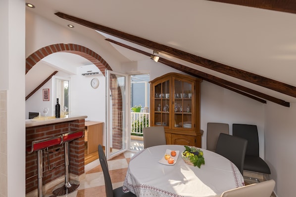 Apartment (Two Bedroom Apartment with Terrace) | In-room dining