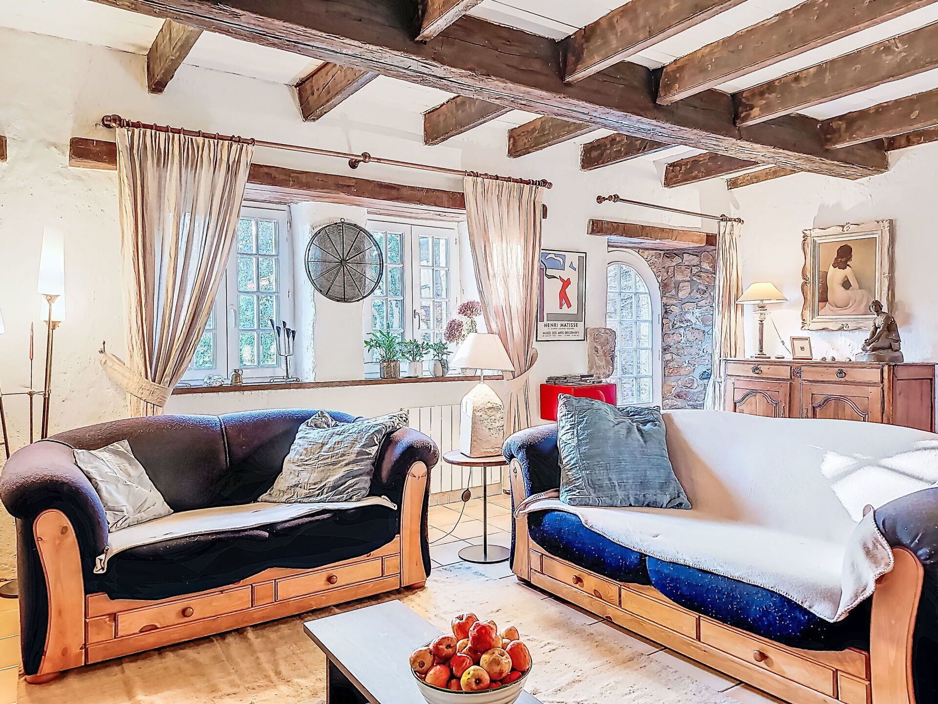 Televisie, een open haard en een dvd-speler