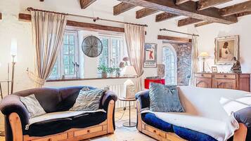 Televisie, een open haard en een dvd-speler