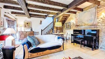 Televisie, een open haard en een dvd-speler