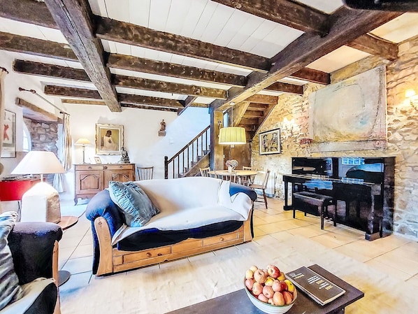 TV, fireplace, DVD player