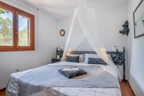 5 bedrooms, iron/ironing board, free WiFi, bed sheets