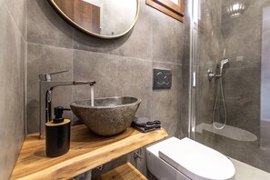 Vila, 2 quartos, para fumantes, piscina particular | Banheiro | Produtos de toalete grátis, secador de cabelo, toalhas de banho 