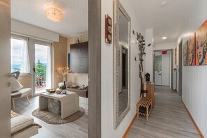 Interior - Comfortable Apartment with Mountain View – Casa Aria (San Zeno di Montagna)