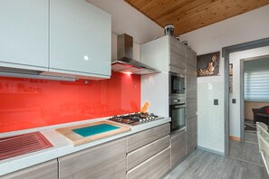 Fridge, oven, stovetop, dishwasher - Comfortable Apartment with Mountain View – Casa Aria (San Zeno di Montagna)