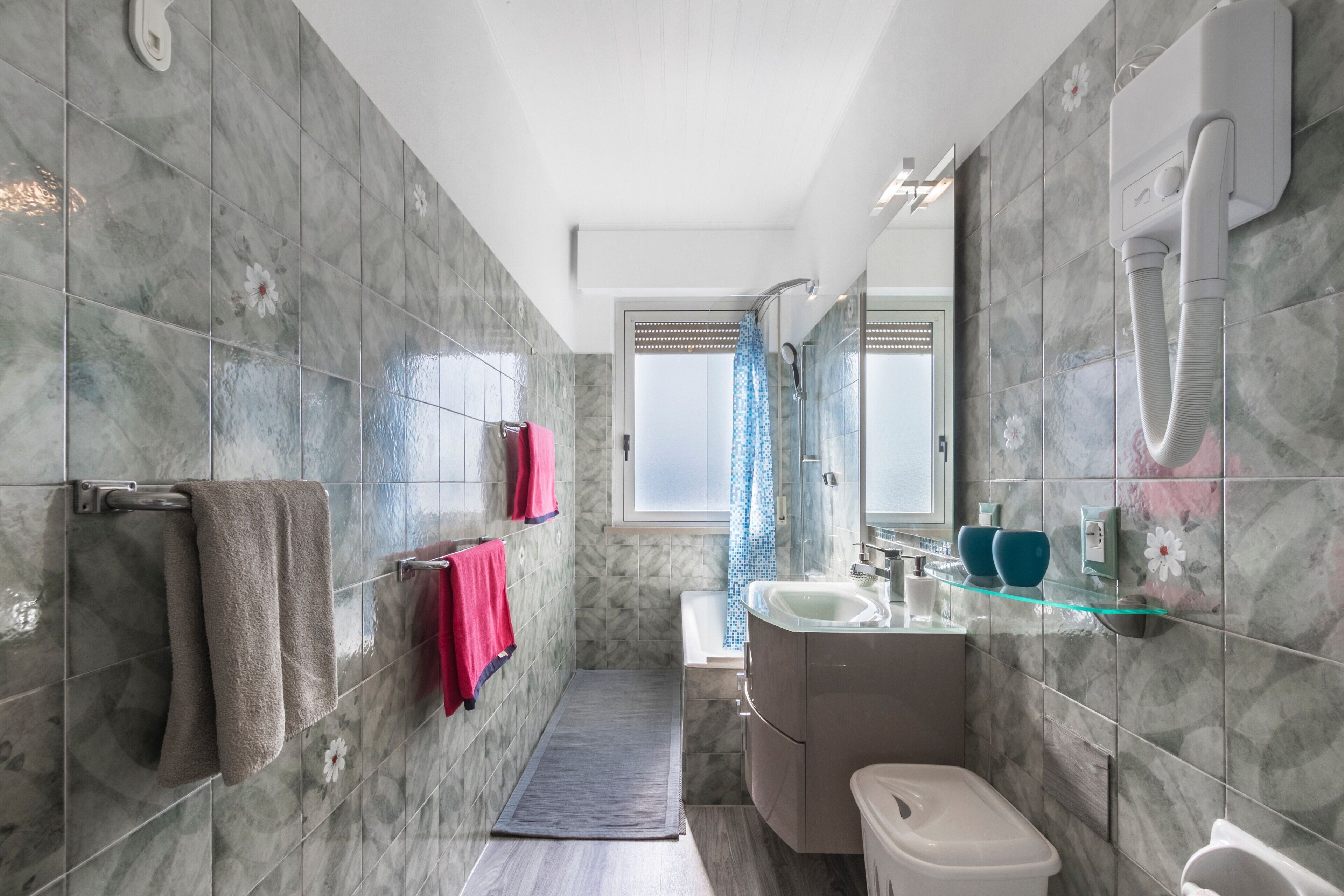 Douche, sèche-cheveux, serviettes fournies