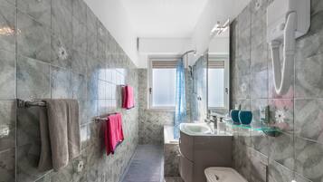 Douche, sĂšche-cheveux, serviettes fournies