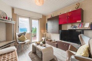 TV - Comfortable Apartment with Mountain View – Casa Aria (San Zeno di Montagna)