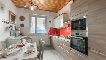 Frigorifero, forno, piano cottura, lavastoviglie