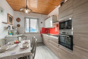 Frigorifero, forno, piano cottura, lavastoviglie