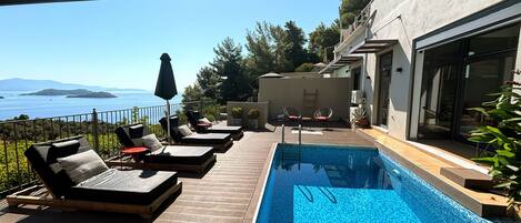 Vila, 3 quartos, para fumantes, piscina particular | Piscina | Piscina interna