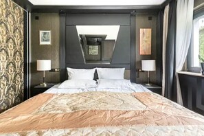 2 多间卧室、客房内保险箱、办公桌、熨斗/熨衣板