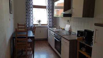 Apartamento, vista para o jardim | Cozinha privada | Geladeira, fogão, cooktop, cafeteira/chaleira