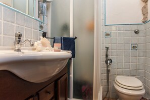 Shower, hair dryer, towels - Villa Stella Close to the Beach with Wi-Fi, A/C, Garden;Parking (Santa Margherita di Pula)