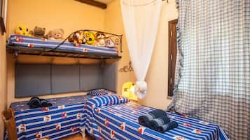 3 slaapkamers, een strijkplank/strijkijzer, gratis wifi, beddengoed