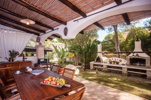 Outdoor dining - Villa Stella Close to the Beach with Wi-Fi, A/C, Garden;Parking (Santa Margherita di Pula)