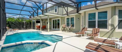 Utomhuspool och uppvärmd pool