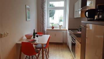 Apartamento, vista para o jardim | Cozinha privada | Geladeira, fogão, cooktop, lava-louças