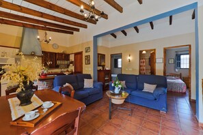 Interior - Home In Tranquil Mountains with Pool, Terrace, Garden & Wi-Fi (Málaga)