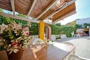 تناول الطعام بالخارج