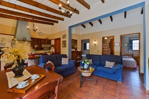 Interior - Home In Tranquil Mountains with Pool, Terrace, Garden & Wi-Fi (Málaga)