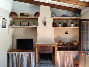 Interior - Home In Tranquil Mountains with Pool, Terrace, Garden & Wi-Fi (Málaga)