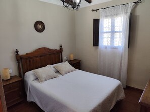 4 bedrooms, iron/ironing board, free WiFi, bed sheets - Home In Tranquil Mountains with Pool, Terrace, Garden & Wi-Fi (Málaga)