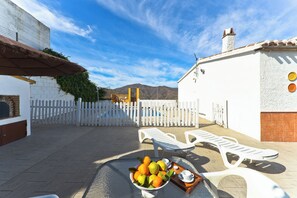 Outdoor dining - Home In Tranquil Mountains with Pool, Terrace, Garden & Wi-Fi (Málaga)