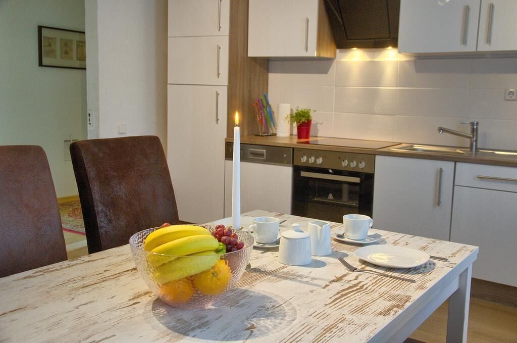 Departamento, vista al jardín | Cocina privada | Refrigerador, horno, parrilla de estufa y cafetera y tetera 