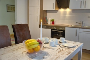 Appartement, vue sur le jardin | Cuisine privée | Réfrigérateur, un four, surface de cuisson, cafetière-théière