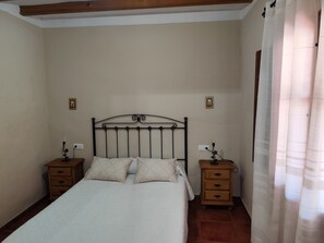 6 slaapkamers, een strijkplank/strijkijzer, gratis wifi, beddengoed