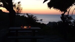 Vista de un atardecer con una mesa y velas.