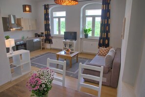 Apartamento, 2 habitaciones | Sala de estar | Una televisión