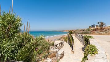 Una spiaggia nelle vicinanze