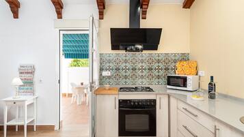 Frigorifero, microonde, forno, piano cottura