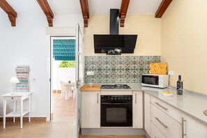 Fridge, microwave, oven, stovetop - Air-Conditioned Apartment On the Beach Close to City Centre with Large Terrace (Conil de la Frontera)