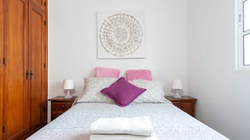 2 slaapkamers, een strijkplank/strijkijzer, gratis wifi, beddengoed