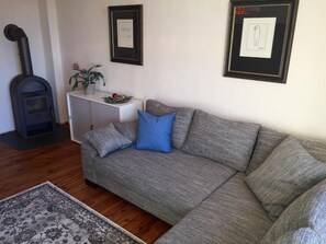 Apartment, Garden View | Living room | TV - Dresdner-Tag Mona (Dresden)