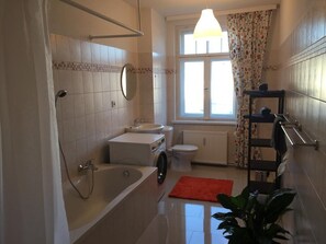 Apartment, Gartenblick | Badezimmer | Dusche, Haartrockner, Handtücher