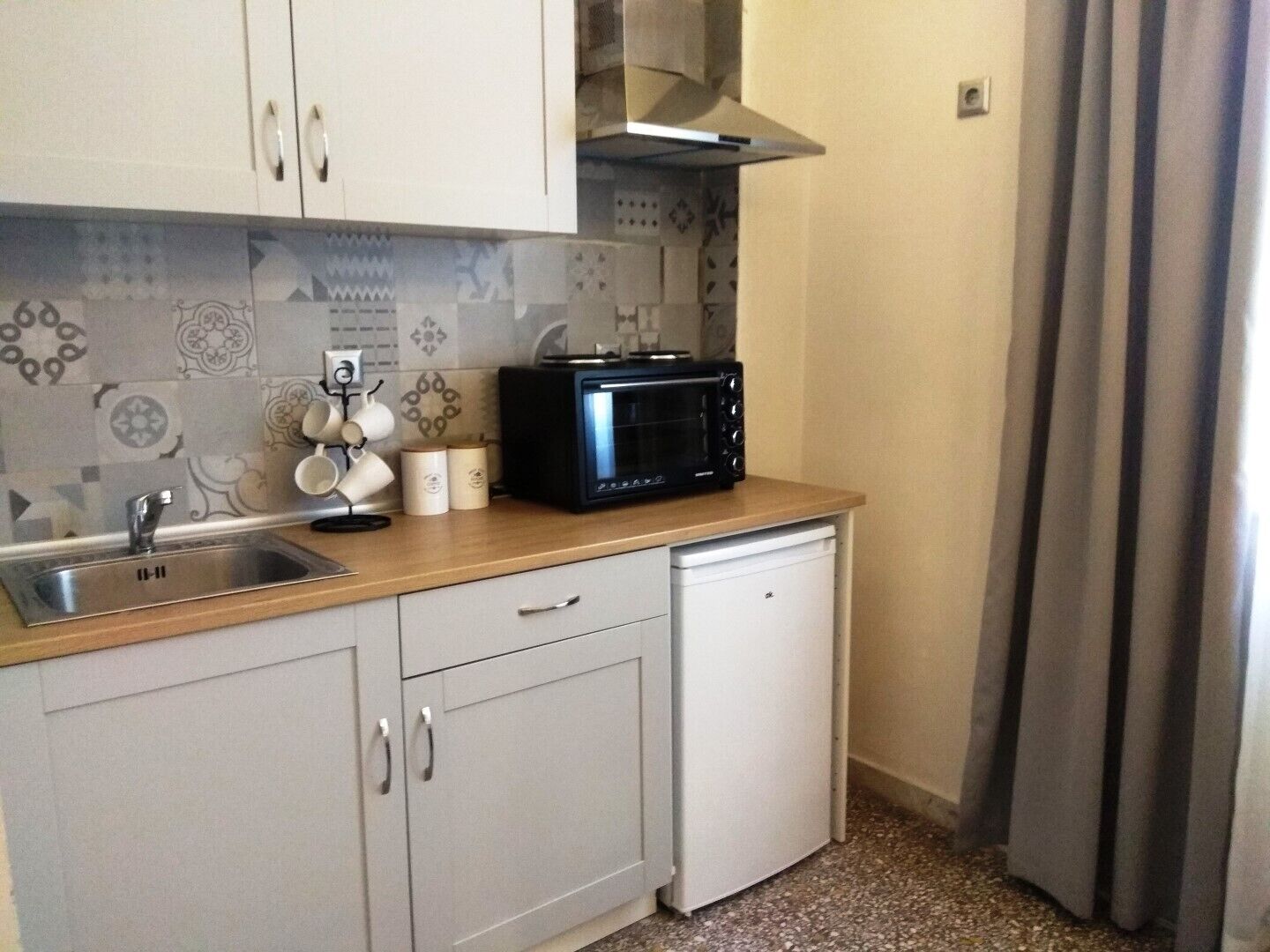 Fridge, oven, coffee/tea maker, electric kettle